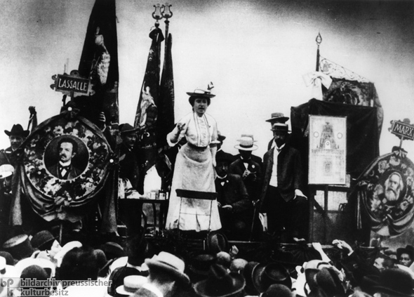 Rosa Luxemburg Addresses a Crowd (1907) 